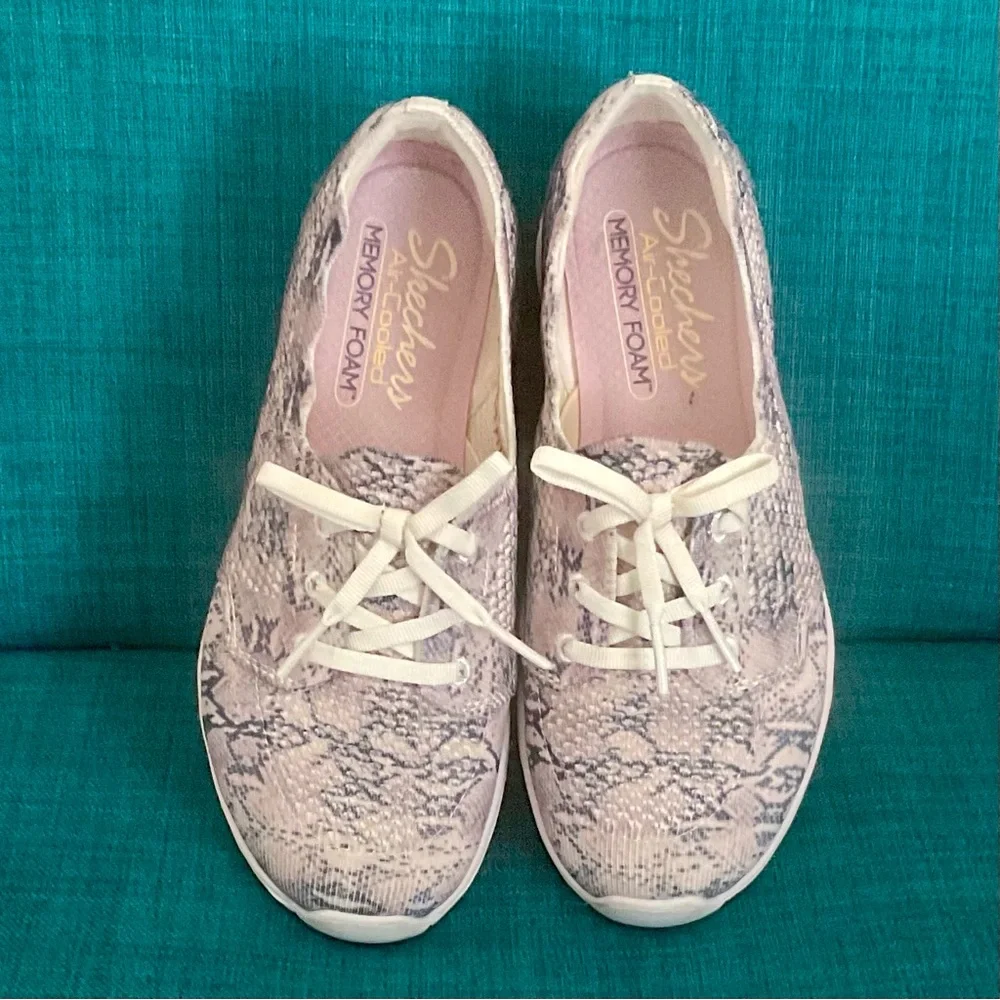 Women’s Sketchers Mem/Foam Fit Sneaker Cream/Pink/Grey Snake Pattern Slip On 5.5